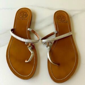 TORY BURCH SILVER METALLIC LEATHER  T LOGO THONG Sandal